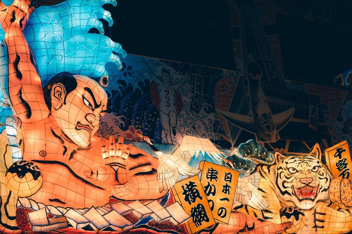 武者と虎を描いた巨大な青森ねぶたが夜に光る様子