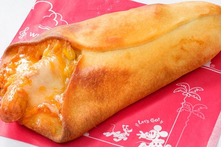 パン生地からチーズとソーセージが見えるチーズドッグ