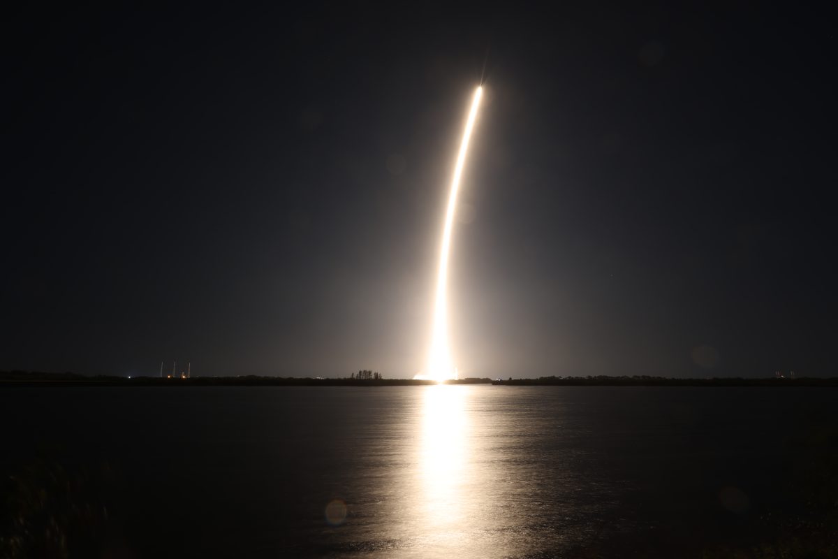 Blue Ghost Mission 1を載せて夜空へ打ち上げられたFalcon 9