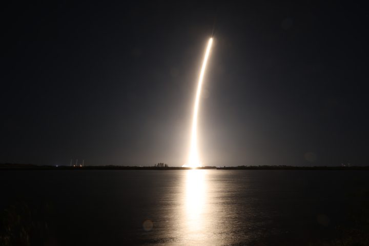 Blue Ghost Mission 1を載せて夜空へ打ち上げられたFalcon 9