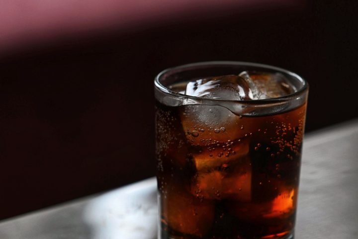 氷の入ったグラスに注がれた炭酸のコーラ