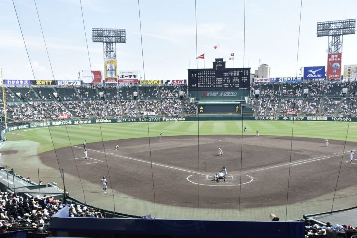 高校野球の試合が行われる阪神甲子園球場のグラウンドと観客席
