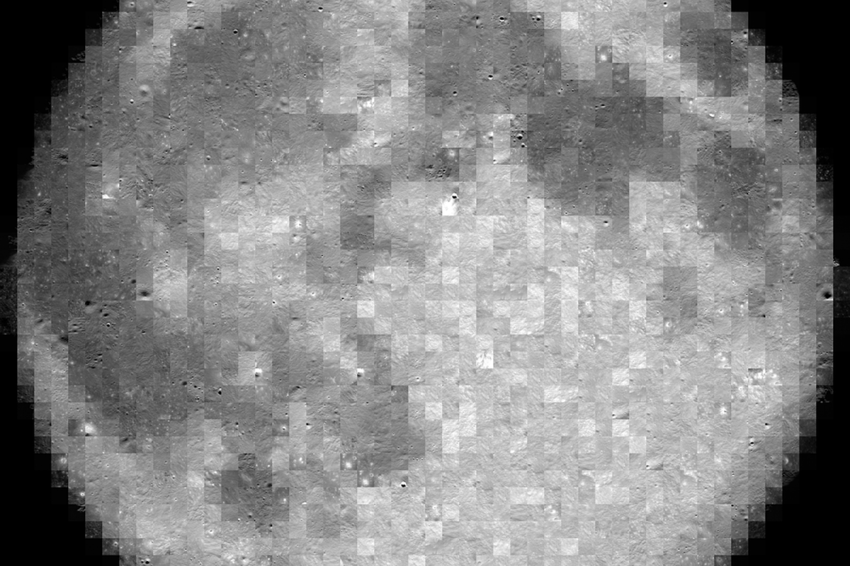 多数の観測画像を組み合わせた満月のモザイク画像