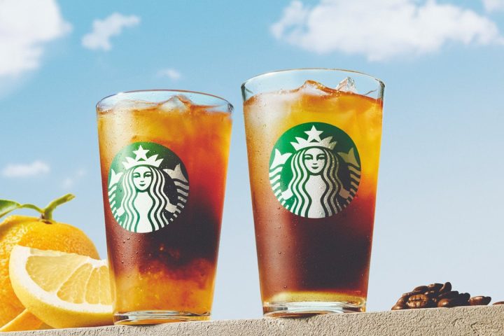 青空を背景にしたクリア コーヒーとシトラス クリア コーヒー