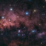 無数の星と天の川が広がる暗い夜空