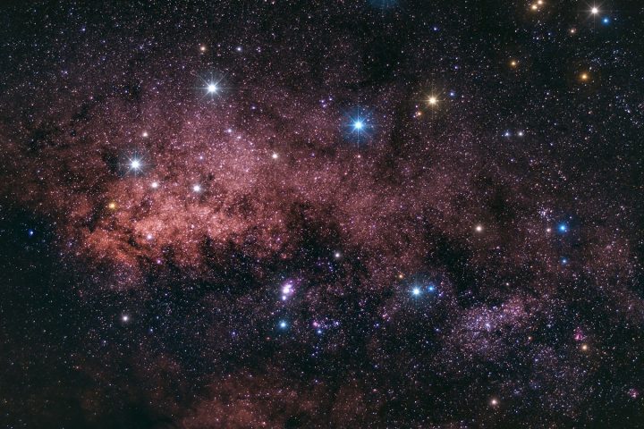 無数の星と天の川が広がる暗い夜空