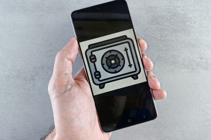 安全を示す金庫アイコンを表示したスマートフォン